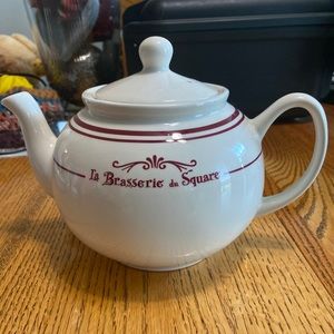 Rare La Brasserie du Square teapot
